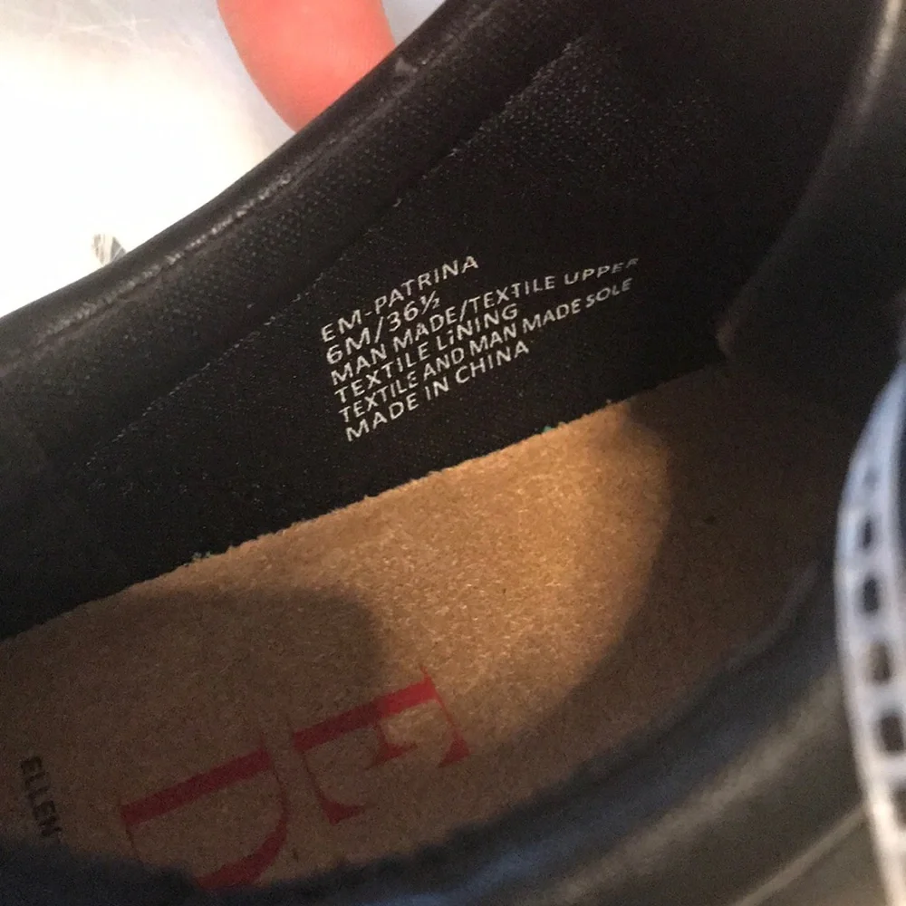 Ellen DeGeneres patrina sneakers.